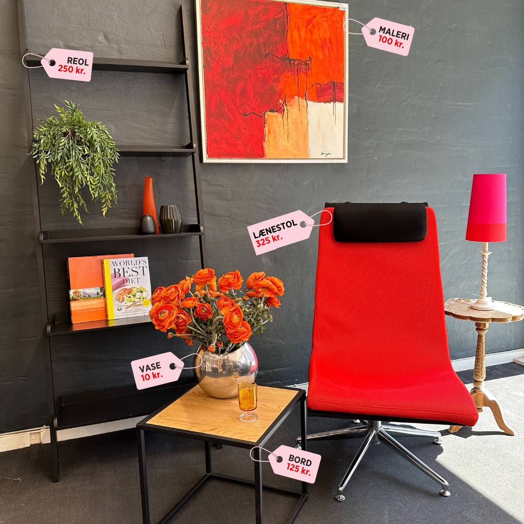 Lænestol, reol, maleri, vase og bord fra Røde Kors Genbrug